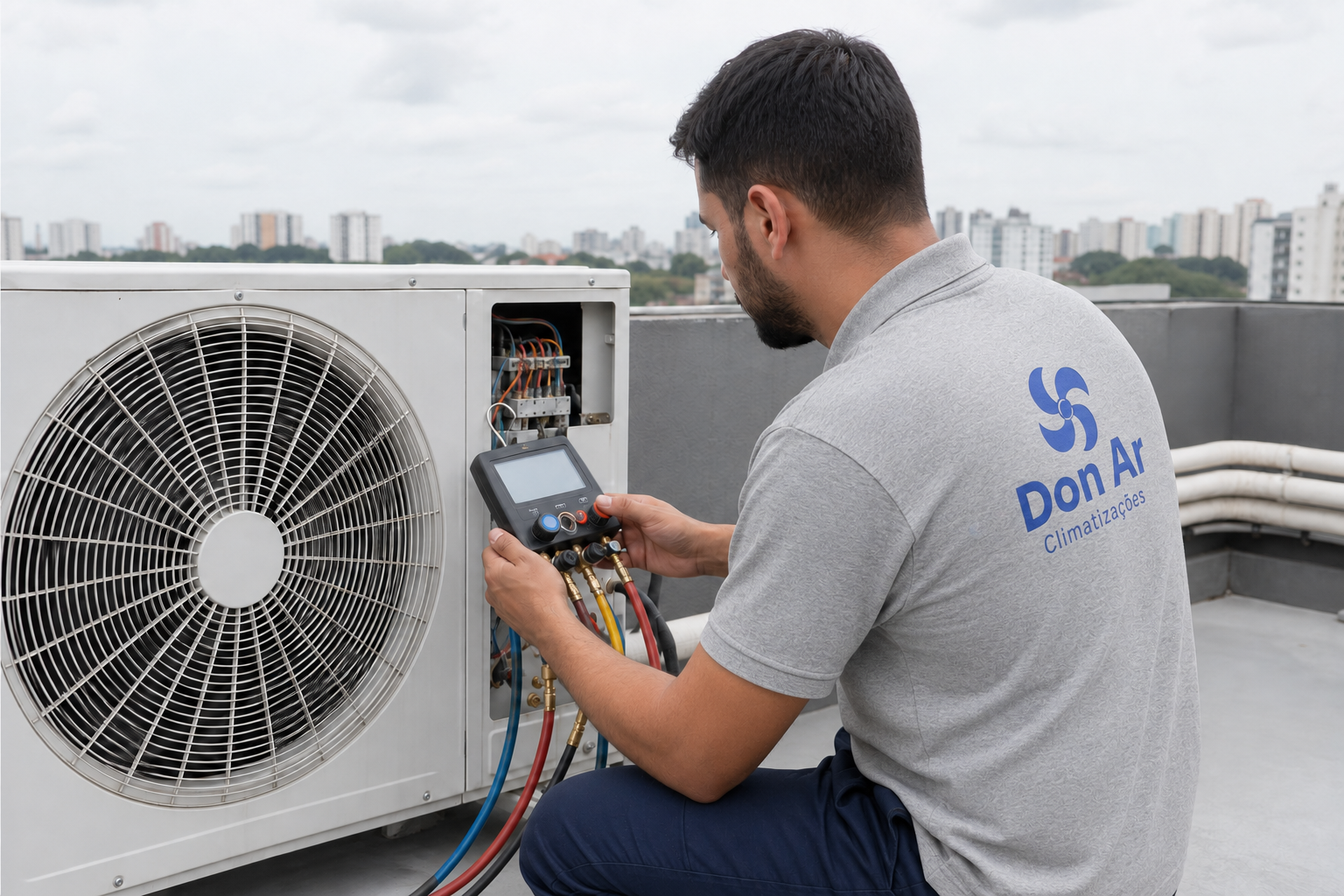 Técnico realizando atendimento de climatização em unidade externa