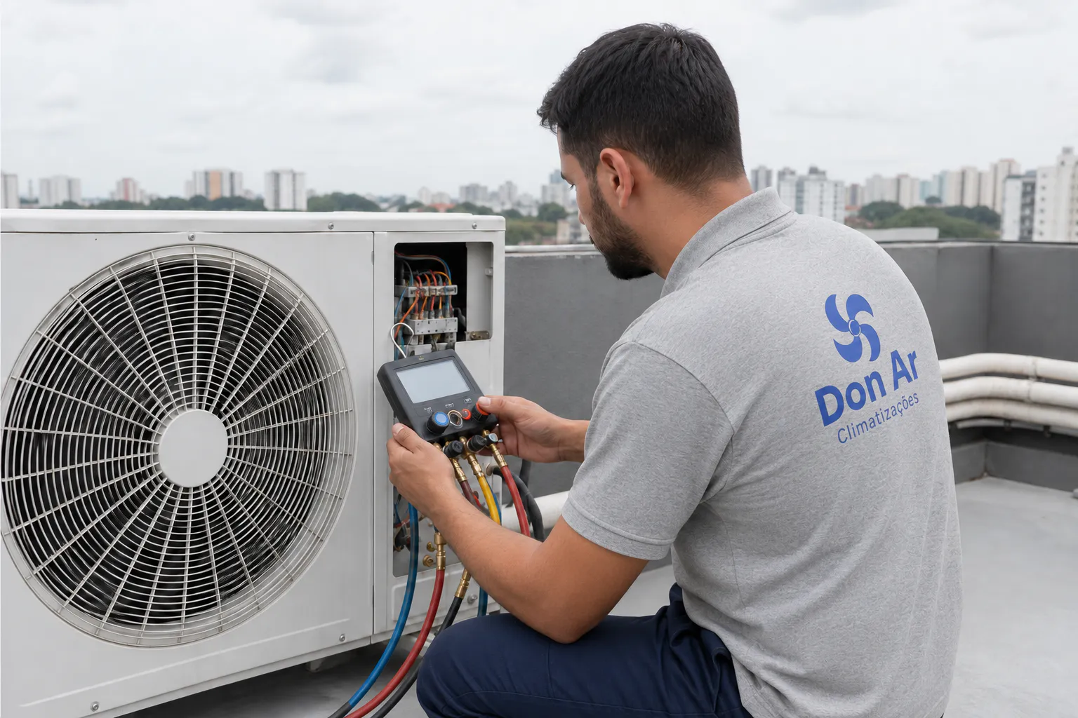 Técnico realizando atendimento de climatização em unidade externa